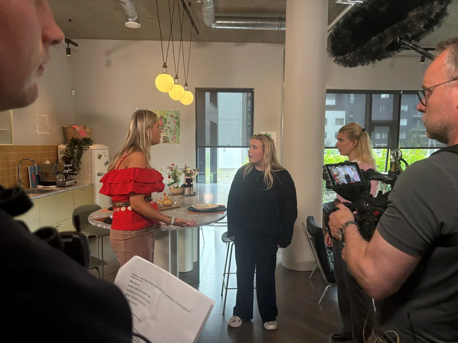 Leikkonur brosa fyrir framan myndavélina milli taka