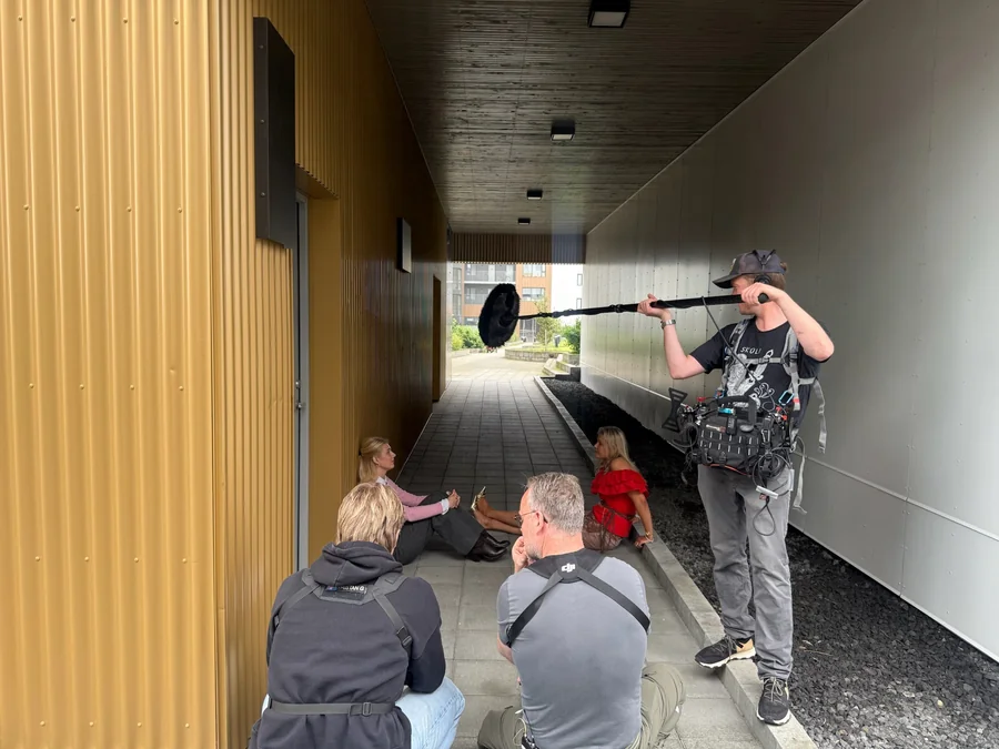 Tökulið að taka upp senu í gangi utandyra
